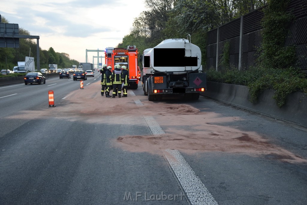 A 4 Rich Olpe vor Rodenkirchener Bruecke Heizoel LKW verliert Heizoel P29.JPG - Miklos Laubert